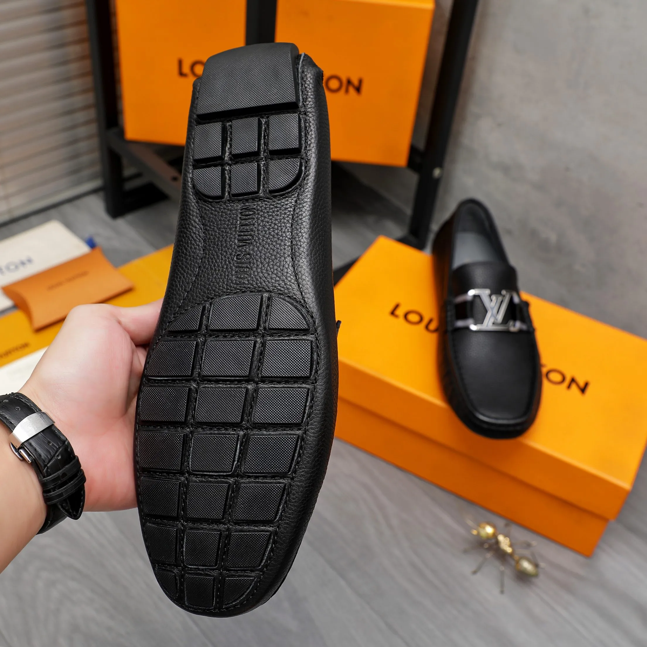 Men's shoes 💰400 Product trademark: LV "Louis Vuitton" casual slip-on shoes Regular size: 38-45 (45 is custom-made and non-returnable) Product materials: Selected high-quality pebbled cowhide upper, pigskin lining, rubber outsole